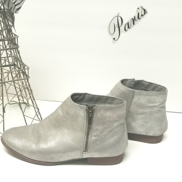 Shoes - 🎀Silver Metalic Retro Style Booties